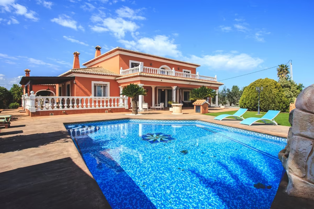 Estupendo chalet en Denia con parcela grande, a un paso del mar