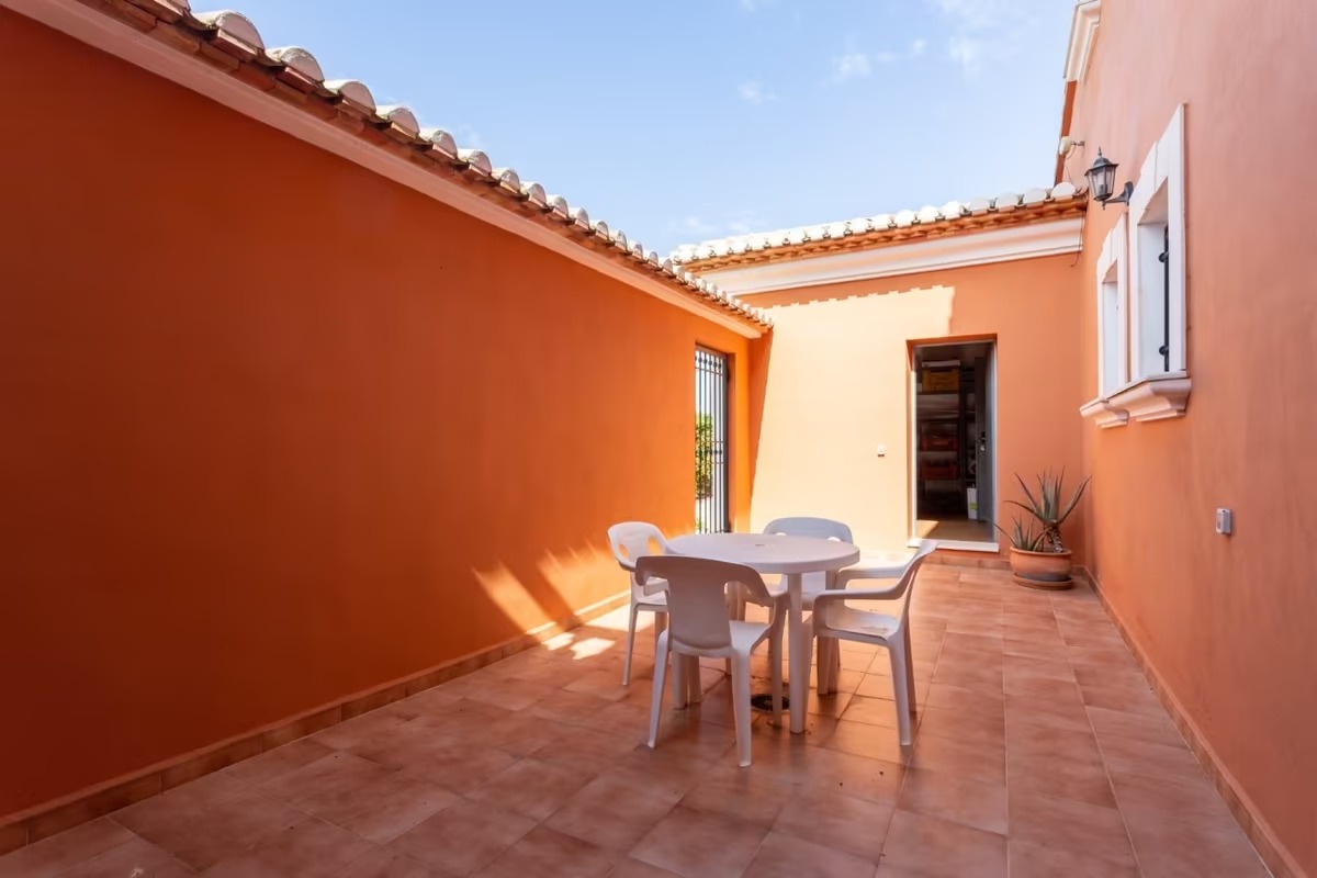 Estupendo chalet en Denia con parcela grande, a un paso del mar