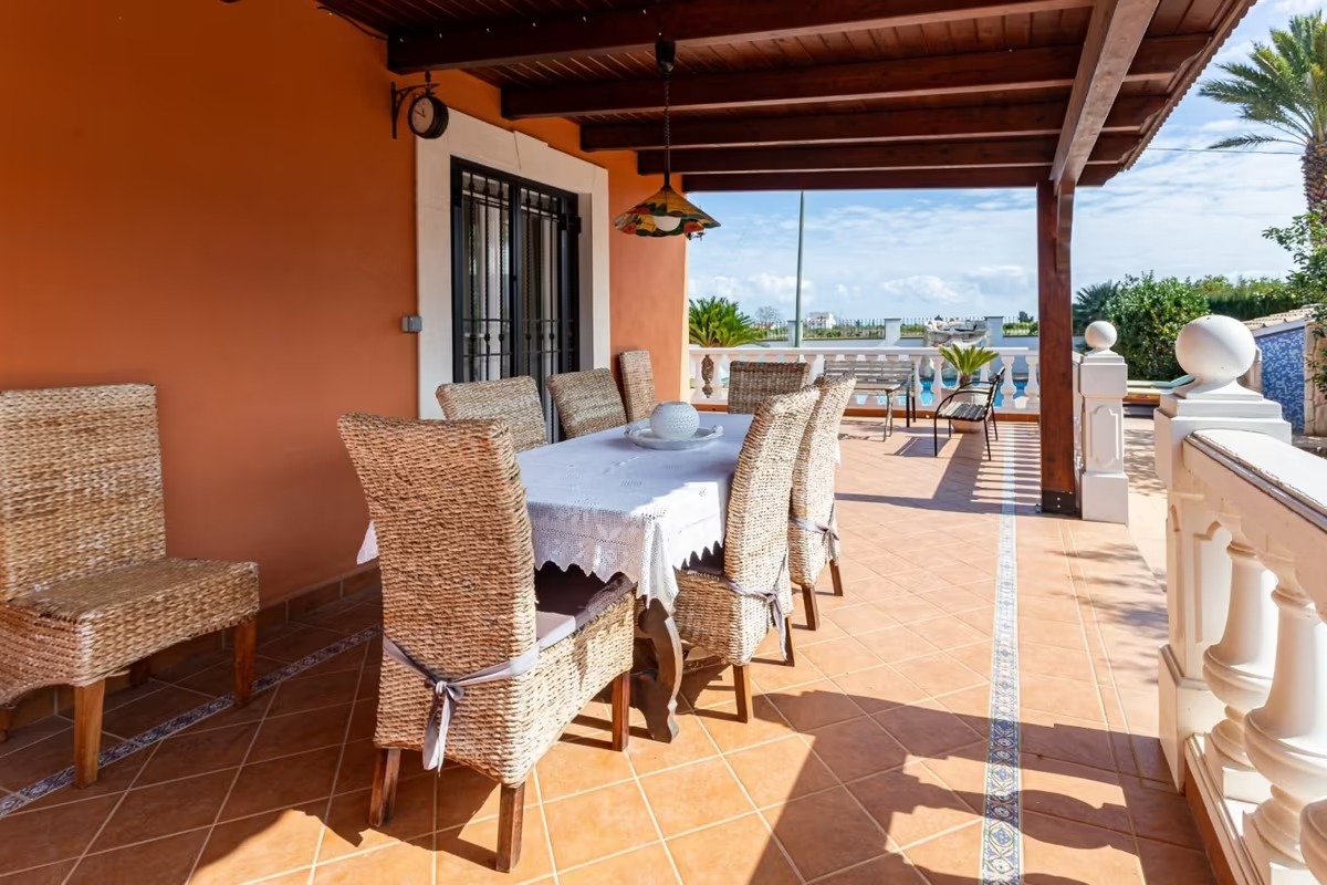 Estupendo chalet en Denia con parcela grande, a un paso del mar