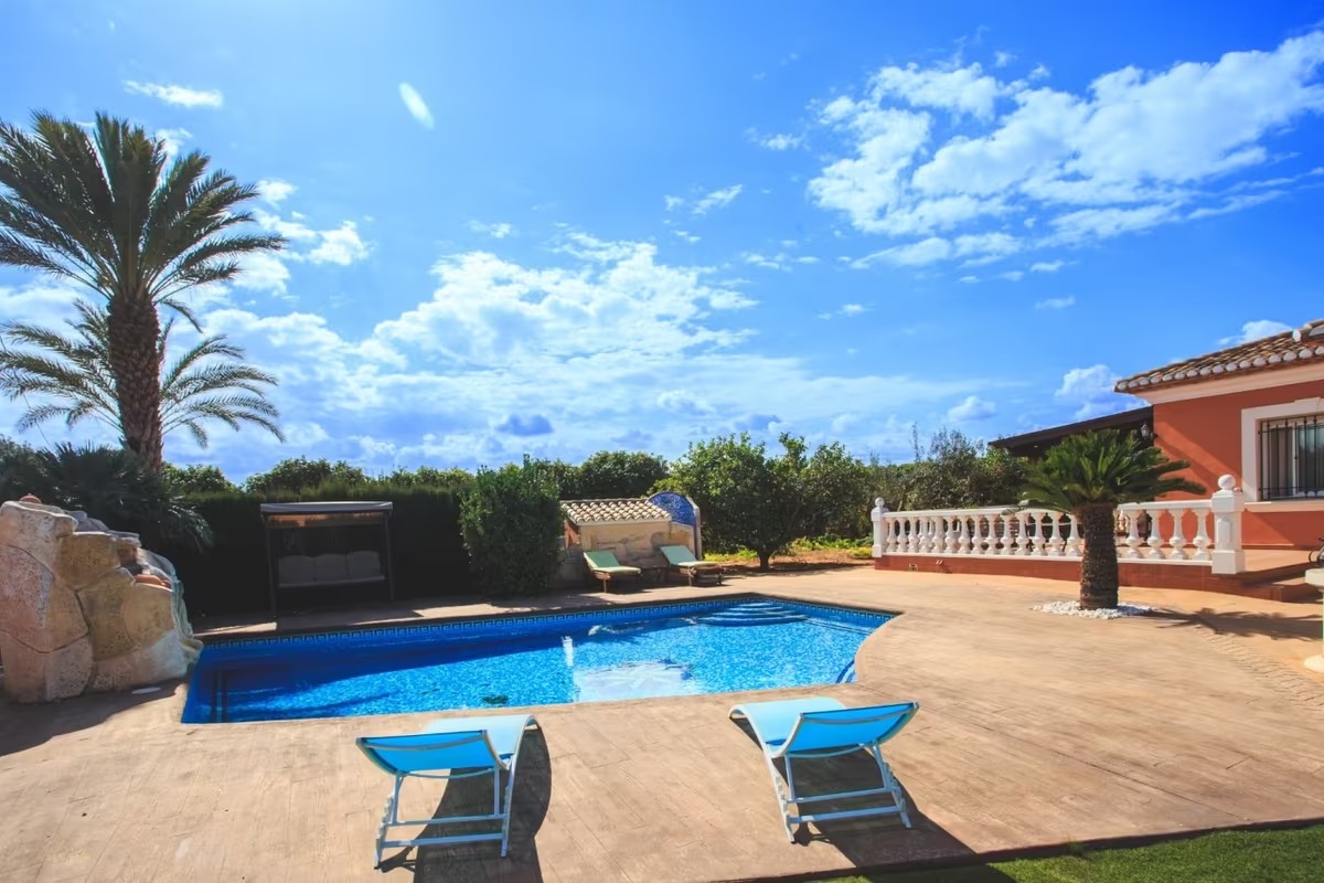 Estupendo chalet en Denia con parcela grande, a un paso del mar