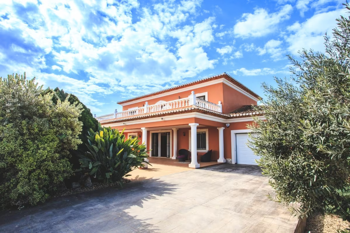 Estupendo chalet en Denia con parcela grande, a un paso del mar
