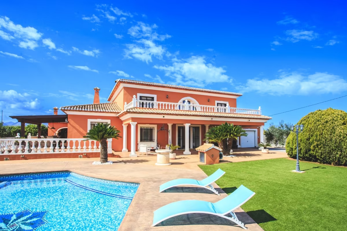 Estupendo chalet en Denia con parcela grande, a un paso del mar